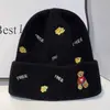 Chapéu de tricô versátil feminino para outono e inverno com letras bordadas, estiloso, quente, à prova de vento, design de urso pullover