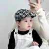 Chapéus Infantis Primavera e Outono Proteção Solar à Prova de Vento Boina Bebê Masculino e Feminino Estilo Britânico Literário Aba de Pato Chapéu para Frente Outono e Inverno