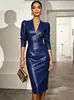 Sitio independiente de Amazon Nuevo estilo europeo y americano Vestido de cuero PU para mujer, cuello en V, manga larga, entallado en la cintura, adelgazante, elegante vestido bodycon
