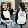 Outono/Inverno 2026 Nova Camiseta Térmica de Fleece para Meninas com Gola Redonda, Bloco de Cores, Manga Longa, Camada Base, Roupa Térmica Infantil Estilosa