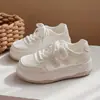 Zapatos Blancos para Mujer 2025 Otoño Nuevos de Suela Gruesa de Malla Transpirable Zapatos Leche Fufu Versátiles Casuales con Corte para Mujer