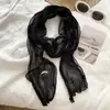 Lenço longo de seda liso e plissado para mulheres, suave e versátil, com toque texturizado, perfeito como xale de exterior ou um acessório de pescoço macio e translúcido.