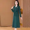 Conjunto elegante de jaqueta de botões estilo terno e vestido midi liso para mulheres, perfeito para primavera e outono, um conjunto de duas peças para vendas transfronteiriças