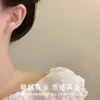 Aretes de tornillo de flor pequeña hueca de plata 999 para el cuidado de perforaciones, aretes elegantes y sofisticados, aretes de diseño de nicho para mujer