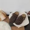 Sapatos femininos de moda Boken versáteis de outono com sola grossa estilo novo 2026 confortáveis retrô com bolinhas biqueira chinelos de meio chinelo com fivela de couro