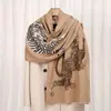 Novo Cachecol de Algodão e Linho com Estampa de Leopardo para Outono e Inverno para Mulheres, Xale Estampado Vintage Estilo Europeu e Americano, Cachecol Aquecedor de Pescoço Transfronteiriço