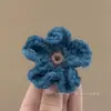Grampo de cabelo de lã tricotada azul fofo com flor lateral para outono e inverno, grampo de cabelo de alta qualidade, novo grampo de cabelo com franja para mulheres, 2024