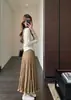 Elegante y romántico, este impresionante y moderno faldón de cintura alta presenta un efecto adelgazante y un acabado texturizado de gamuza.. Es una nueva colección de otoño 2026 para mujer.