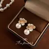 Pendientes de Camelia de Flor 3D con Perla, Aguja de Plata Chapada en Oro de 14K, Circonita Microincrustada, Pendientes de Flor Elegantes de Alta Gama, Fábrica
