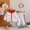 Traje de Primavera y Otoño para Niños Niños 2026 Nuevo Elegante Ropa de Bebé Conjunto de Dos Piezas con Capucha de Manga Larga Guapo para Niños Moderno