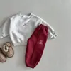 Ropa infantil personalizada, conjunto de moda otoño e invierno estilo coreano, conjunto casual versátil de dos piezas con forro polar, bloqueo de color con letras bordadas, elegante