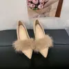 Zapatos de oficina de punta afilada con adorno de felpa, diseño de boca poco profunda adelgazante, nuevo estilo de moda para el trabajo de mujer para 2026, zapatos versátiles de otoño con aumento de altura interior