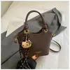 2025 Nueva Bolsa Pequeña Moda para Mujer Bolso de Hombro Cruzado Bolso Cubo Portátil Simple para Mujer Textura Moderna y Versátil