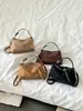 Nuevo bolso de hombro retro de gamuza 2026 para mujer, un bolso tipo almohada para la axila elegante y versátil, perfecto para ir al trabajo y se puede llevar como bolso de mano o cruzado