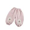Calças Compridas para Meninos e Meninas Outono e Inverno 2025 Novo Elegante Infantil Forrado com Lã Cor Sólida Patch Urso Calças de Bebê Fofas Atacado