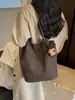 Bolsa de mão feminina de grande capacidade com textura trançada, bolsa de ombro fashion, nova bolsa tipo balde de cor sólida para o outono de 2026