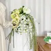 Diseñadores de Floristería Crean Ramos de Flores Artificiales de Alta Gama para Decoración de Salas de Estar en Casa, Flores de Mano para la Temporada de Graduación y Accesorios para Fotografía