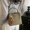 Bolsa Tote Pequeña Diversa para el Día Laboral para Mujer 2026 Nuevo Otoño Retro para Viajar al Trabajo Bolso de Hombro Único Versátil Bolso Cruzado Tipo Cubo