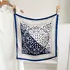 Pañuelo Cuadrado Pequeño 100% Seda de Morera para Mujer, Versátil Diseño de Gato de Dibujos Animados, Bufanda Pequeña para Cuello Estilo Coreano para Primavera y Otoño