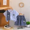 Ropa Nueva de Verano para Niños 2026: Elegante Conjunto de Camisetas para Niños, Conjunto de Dos Piezas de Mezclilla con Parches de Verano, Cuello Redondo, para Exportación