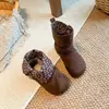 Botas curtas de sola grossa para meninas, nova coleção de outono 2026, couro macio, estilo retrô, confortáveis, na paleta de cores Maillard, botas Martin versáteis para meninas