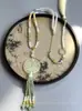 Nuevos Accesorios de Falda de Nube Trasera con Cara de Caballo Estilo Chino [Novedad en Temporada de Flores] Collares Largos de Guirnaldas de Vidrio de Piedra Natural para Mujer Ming