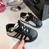 Zapatos infantiles colección otoño 2026: zapatillas retro casuales y versátiles para niños, zapatillas deportivas y para correr antideslizantes para niñas, estilo moderno