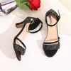 Sandalias de tacón alto de una tira con pedrería transfronteriza europeas y americanas 2025 para mujer, zapatos de mujer talla grande, nuevo modelo de verano con tacón grueso, venta al por mayor talla grande