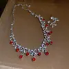 Aretes y Collar de Gota de Agua Incrustados con Diamantes Rojos de Año Nuevo, Accesorios Versátiles de Lujo Ligero de Nicho, Juego de Joyería de Alta Gama para Mujer al por Mayor