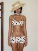 Retro Europeo y Americano Vacaciones en la Playa Aguas Termales Lunares Hottie Shorts Conjunto de Bikini Top de Cuello Halter + Pantalones Cortos de Color Sólido
