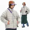 Outono/Inverno 2026 Novo Casaco de Algodão Leve com Gola Alta para Casal Jaqueta Curta Casual Feminina com Punhos Canelados Roupas de Outerwear Quentes