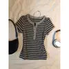 Camiseta Listrada Manga Curta Estilo Retrô Americano para Mulheres Primavera/Verão 2026 Gola Henley Design Ajustado Top Versátil Único