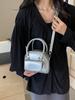 Bolsa pequena de textura prateada de alta qualidade feminina 2024 Nova moda para todos os jogos Chain Crossbody Bolsa Super Popular Portátil Pequena Bolsa Quadrada