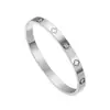 Pulseira de aço inoxidável mais vendida internacionalmente para mulheres, apresentando um luxuoso design banhado a ouro, uma pulseira leve de aço titânio em formato de trevo de quatro folhas com detalhes em diamante
