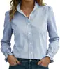 Camisa social feminina listrada com botões, mangas longas, punhos franzidos e gola com babados, adequada para o trabalho na primavera.