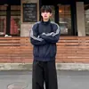 Chamarra bomber para hombre con tres rayas y cuello alto, colección de otoño, chaqueta de béisbol elegante y genial, chaqueta deconstructiva a rayas estilo americano