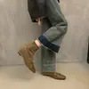 Botas Quadradas de Camurça com Recortes Estilo Coreano da Moda para Mulheres Outono e Inverno 2025 Novo Estilo Botas Slim com Zíper nas Costas Botas Curtas para Mulheres