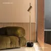 Lámpara de pie moderna minimalista con diseño vertical, hecha de madera maciza, adecuada para salas de estar y dormitorios, con estilo nórdico y ambiente creativo