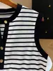 Chal de punto sin mangas para mujer, estilo minimalista europeo y americano, con ribete de color contrastante, cuello redondo, botones dorados, tapeta de botones a mitad de recorrido, tejido de punto elástico a rayas