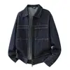 Chaqueta de trabajo de mezclilla de color original estilo retro americano con solapa para hombre, otoño 2026, corte holgado, con costuras visibles y cremallera, moderna
