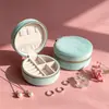 Caja de joyería de cuero PU lista para exportar, caja de almacenamiento de accesorios portátil para tres anillos de oro, collares y accesorios de mano