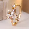Anillo Abierto en Forma de Flor para Mujer, Diseño de Lujo Ligero de Nicho, Anillo Ajustable para Dedo Índice, Suministro Mayorista de Joyería de Yiwu