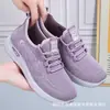 Zapatos de tela del viejo Pekín para mujer, nuevos, suela blanda, cómodos, para mamá, de una sola pieza, para mediana edad y personas mayores, planos, antideslizantes, casuales, deportivos, para correr