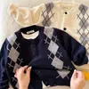 Cardigã de Tricô Infantil para Meninos, Novo Estilo Primavera e Outono 2026, Suéter com Padrão Argyle para Crianças Pequenas, Alta Elasticidade, Casaco de Bebê Tendência para Meninas, Estiloso