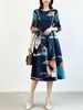 El nuevo vestido Miyake para mujer es de corte holgado, talla grande, con un diseño estampado que acentúa la cintura y crea un efecto adelgazante.. Es un vestido de línea A con un diseño de longitud media de alta gama, elegante y con estilo.