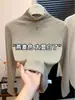 Camiseta de Base Nova de Gola Alta Outono 2026 para Mulheres Moda de Alto Padrão Redutora de Idade Emagrecedora Manga Longa Camiseta de Base
