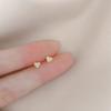 Pendientes de botón de plata de ley 925 en forma de corazón mini para mujer con incrustaciones de diamantes corazón pequeño simple corazón de melocotón mismo estilo de transmisión en vivo nuevo