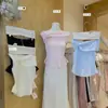 Blusa de Tricô Estilo Francês com Decote Ombro a Ombro, Barra Franzida e Fita Floral, Top Feminino de Verão Nicho de Luxo