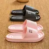 Nuevas pantuflas de baño de verano, pantuflas de hotel portátiles para mujer, para uso en casa, con una sensación cómoda, antideslizantes, estilo popular, sandalias de baño para niñas