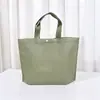 Bolsas de TNT em estoque, bolsas tote com botão, fundo e sem laterais, sacolas de compras de ângulo reto, bolsas ecológicas para embalagem de roupas impressas